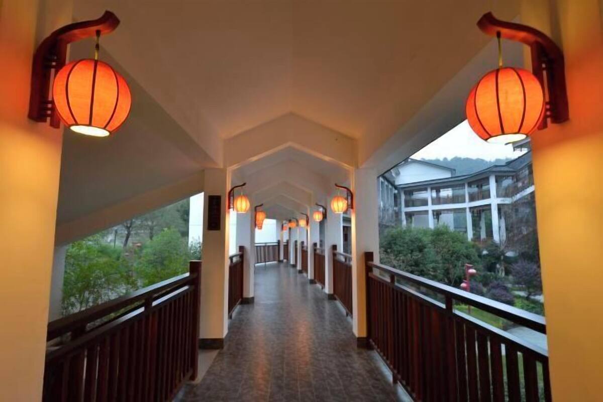 Minibar, brankas, dan jam alarm