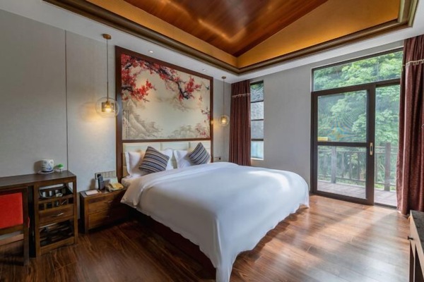 Minibar, in-room safe, alarm clocks