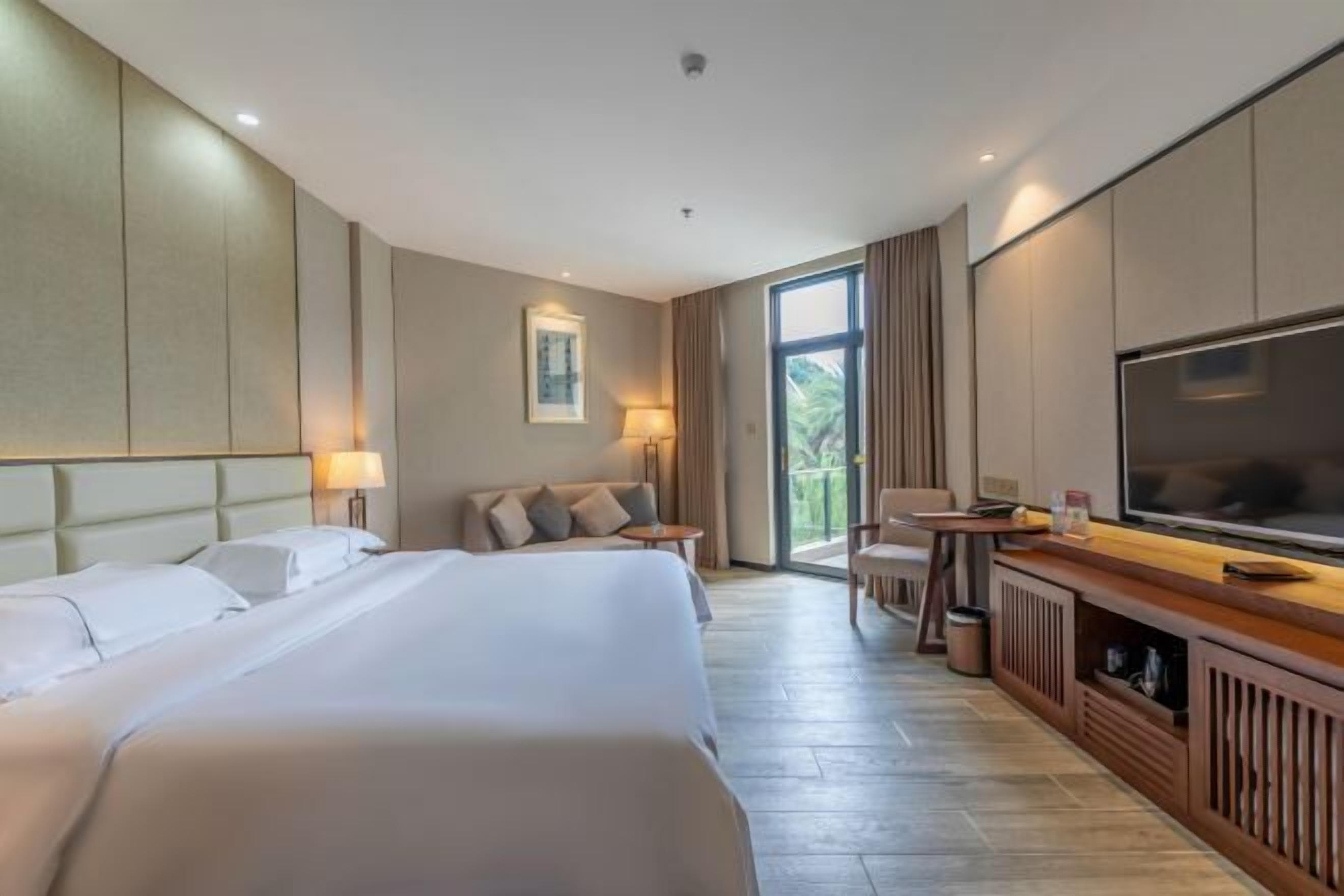 Minibar, in-room safe, alarm clocks