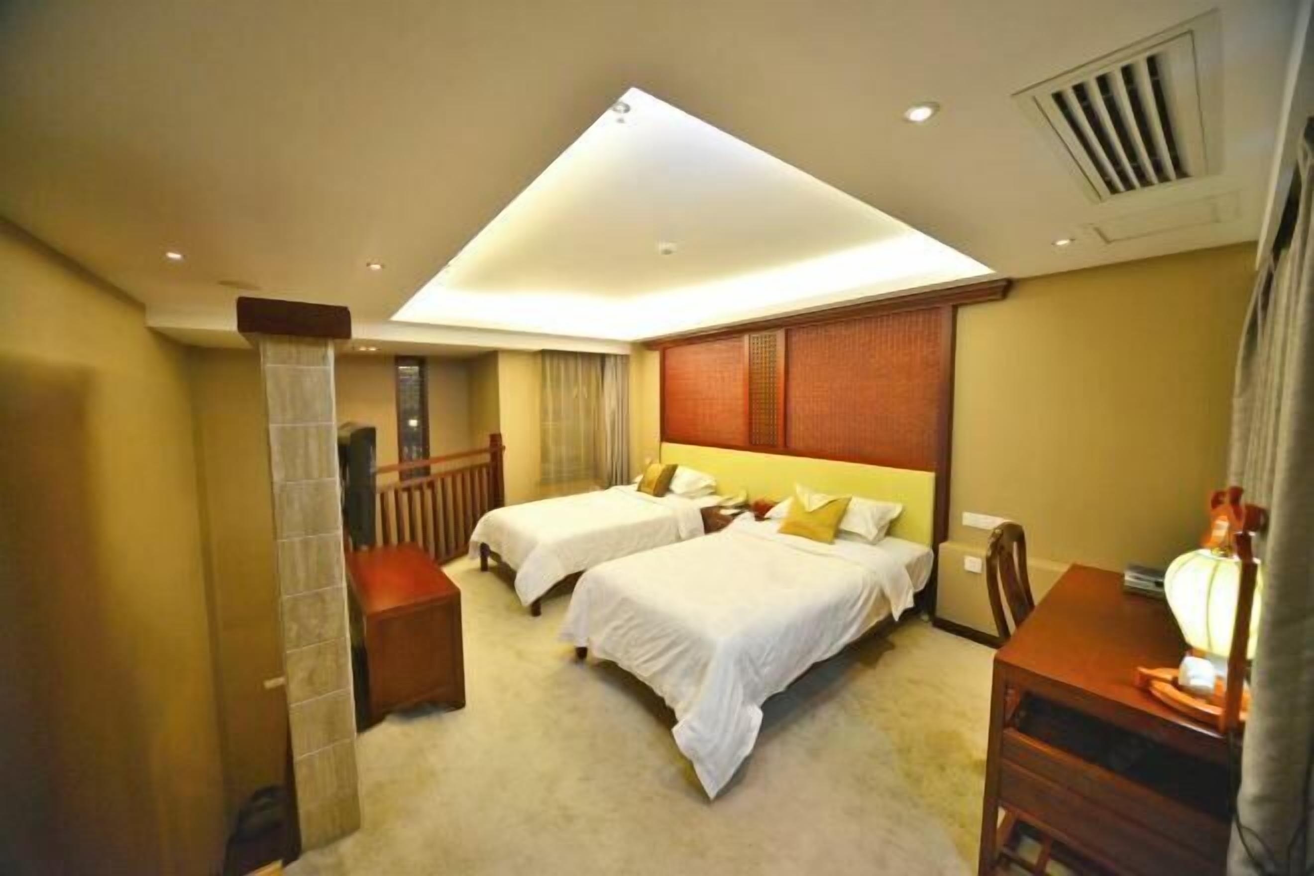 Minibar, in-room safe, alarm clocks