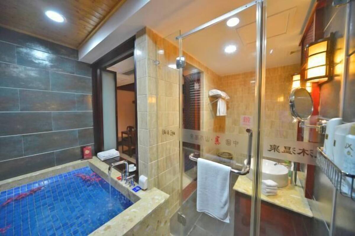 Minibar, brankas, dan jam alarm