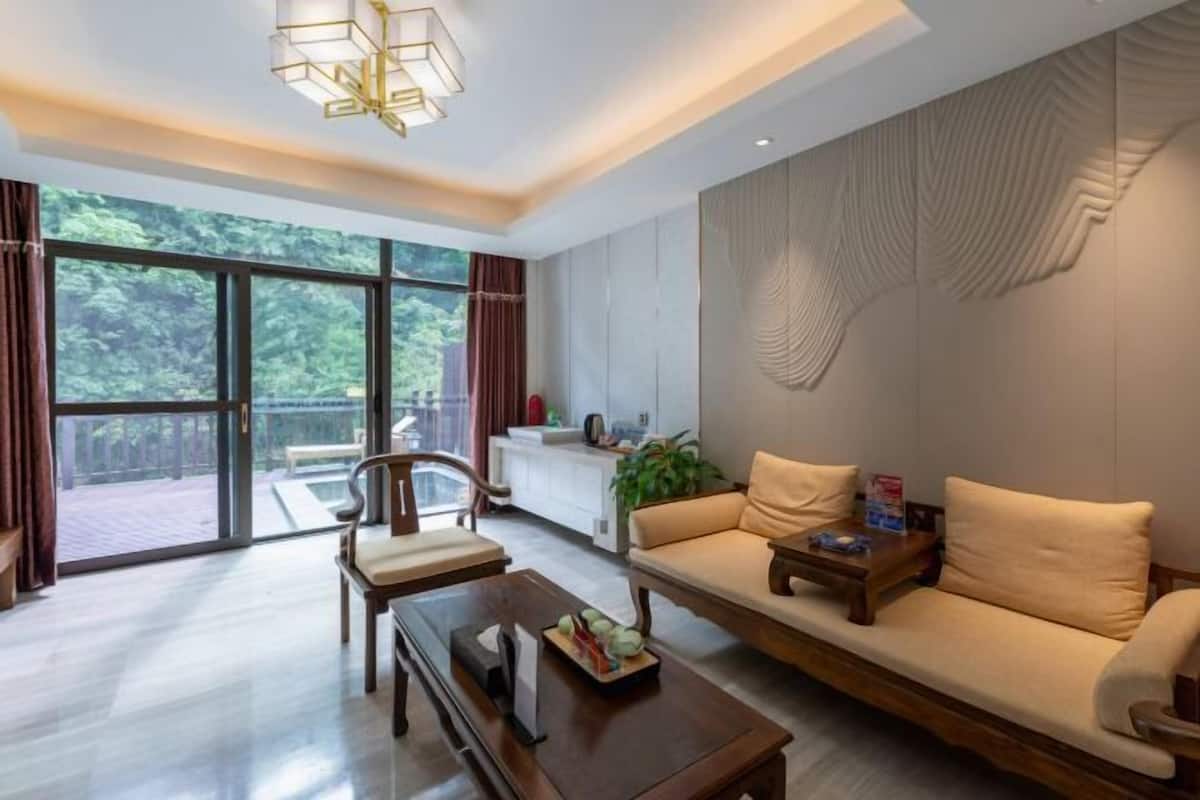 Minibar, in-room safe, alarm clocks