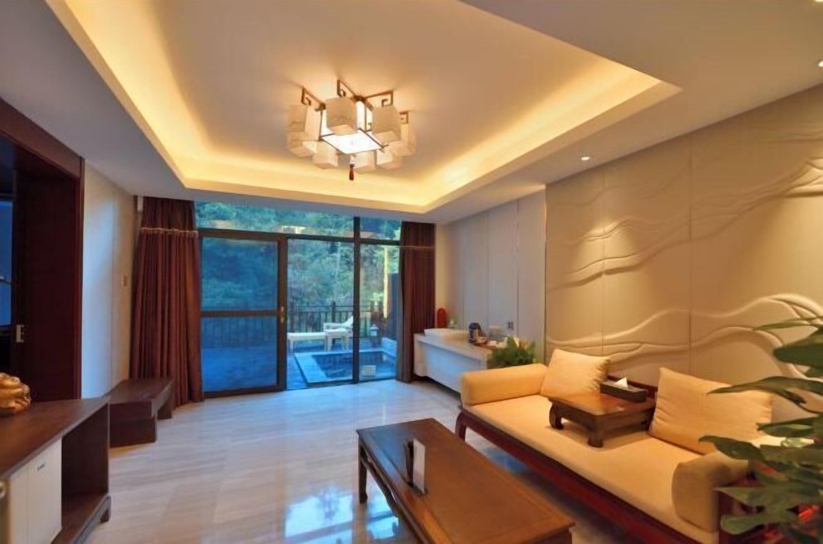 Minibar, brankas, dan jam alarm