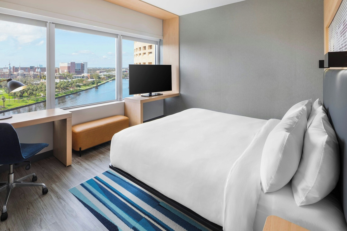 Room, 1 King Bed, River View | Hypo-allergenic bedding available, in-room safe, desk, laptop workspace