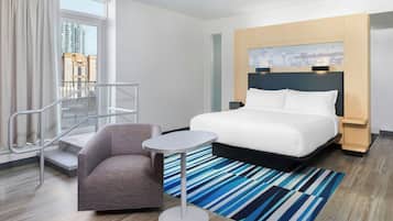 Suíte, 1 cama King, sacada, vista para a cidade | Roupas de cama antialérgicas, cofres nos quartos, escrivaninha