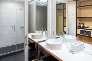 Douche à « effet pluie », articles de toilette de luxe, sèche-cheveux