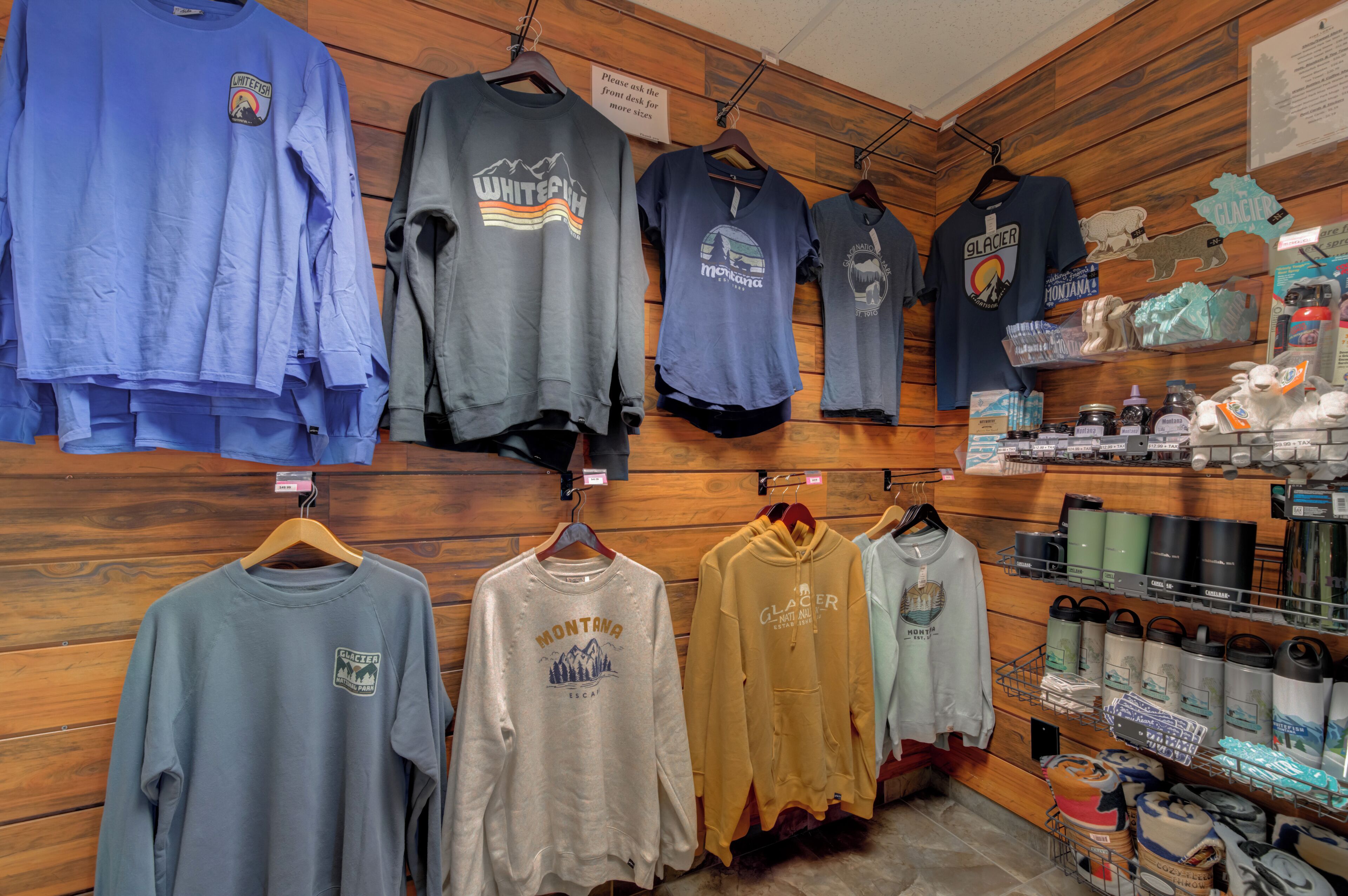 Una tienda de ropa con diversa indumentaria temática de Montana y equipo para actividades al aire libre.
