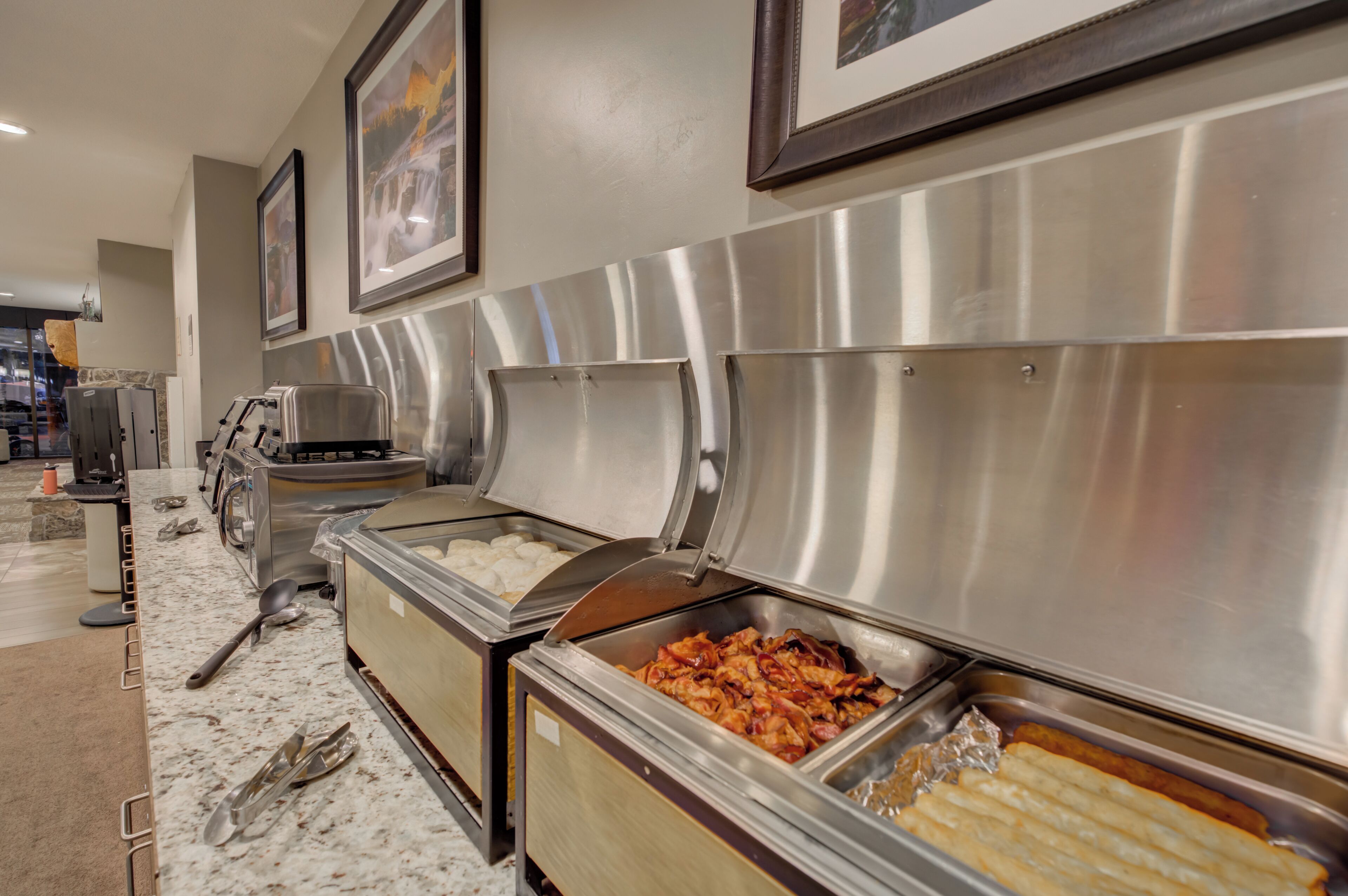 Un buffet allestito con diversi cibi e posate.