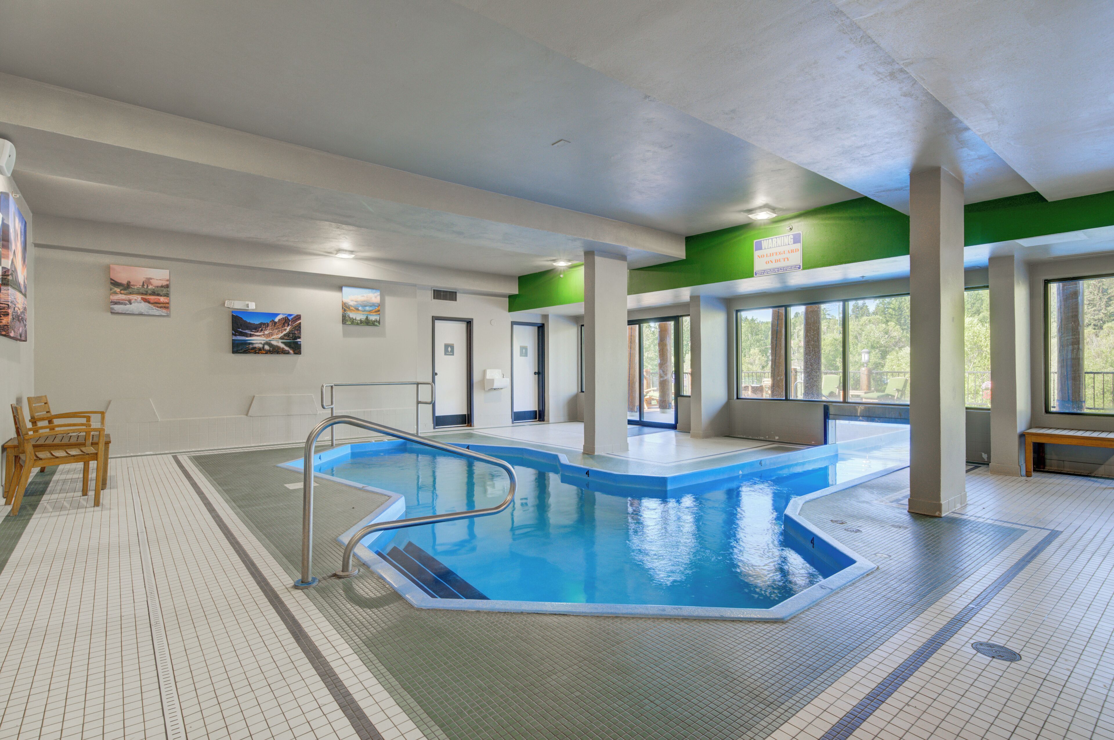 Alberca techada, alberca al aire libre y camastros