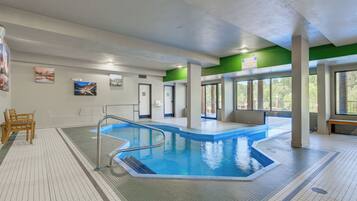 Alberca techada, alberca al aire libre y camastros