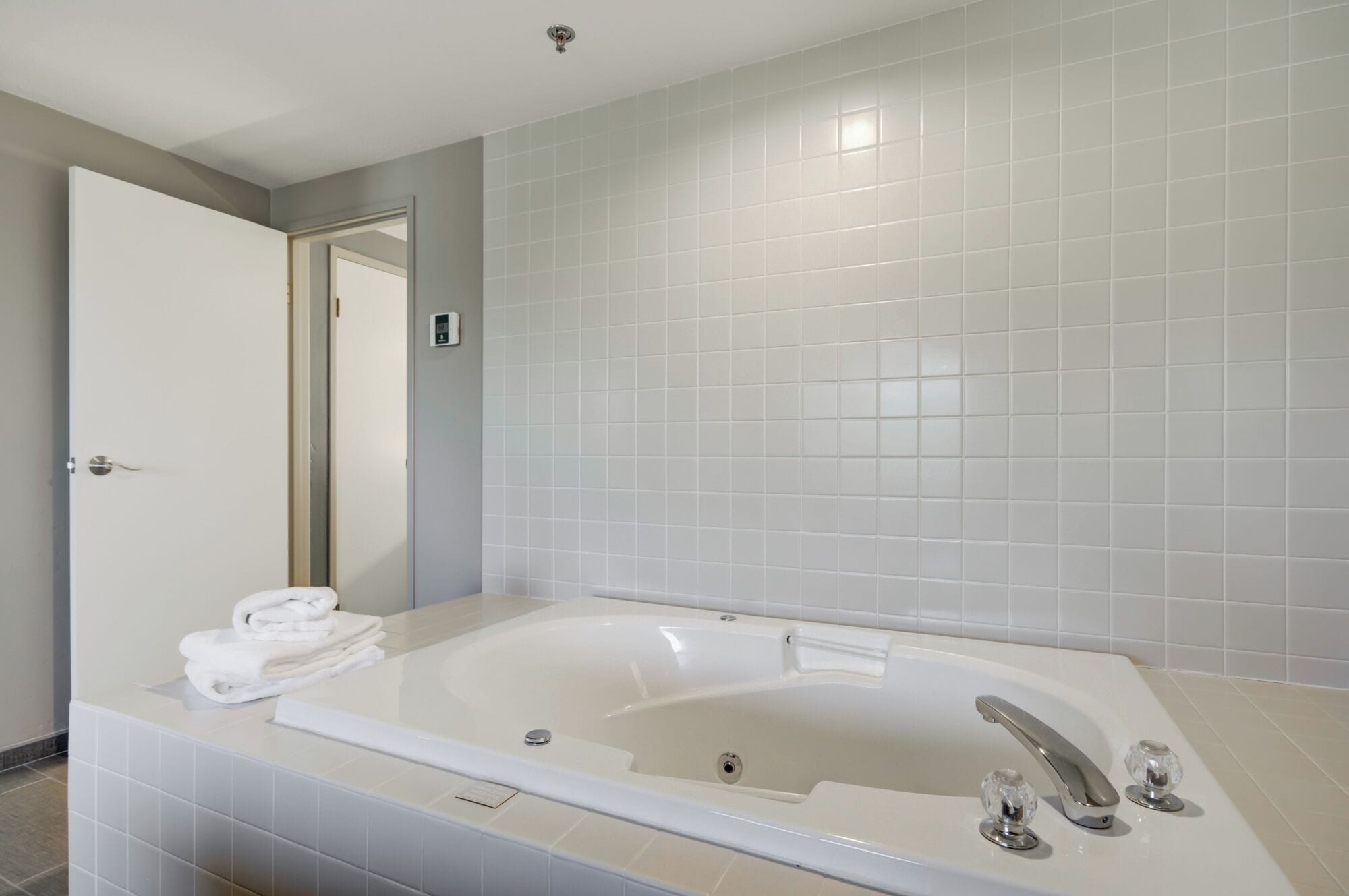 Een moderne badkamer met een groot bad, een toilet en een douchehoek.