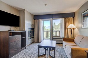 Suite – deluxe (Full Suite- One King & Sofa Bed) | Oppholdsområde | En 42-tommers LCD-TV med kabel-kanaler samt TV og MP3-dokkingstasjon