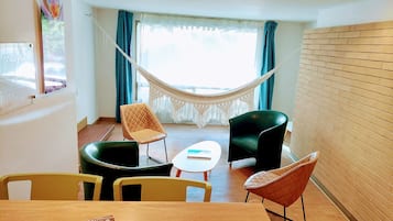2 bedrooms, premium bedding, minibar, in-room safe