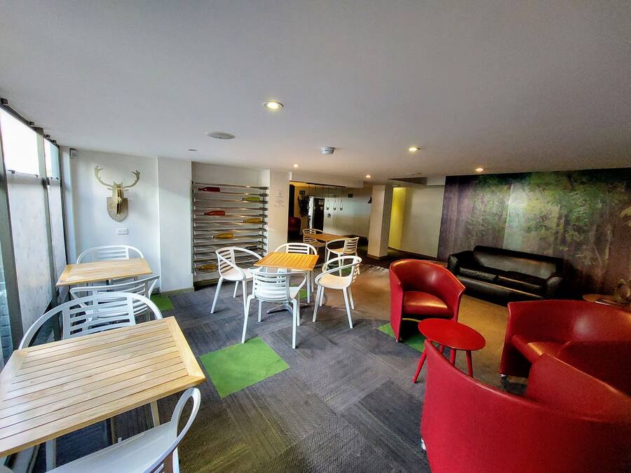 Un interior moderno con comedor, asientos y chimenea.