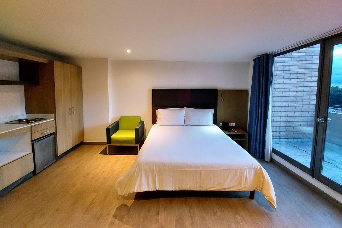 Bộ đồ giường cao cấp, minibar, két bảo mật tại phòng 
