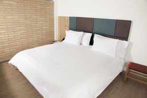 Bộ đồ giường cao cấp, minibar, két bảo mật tại phòng 