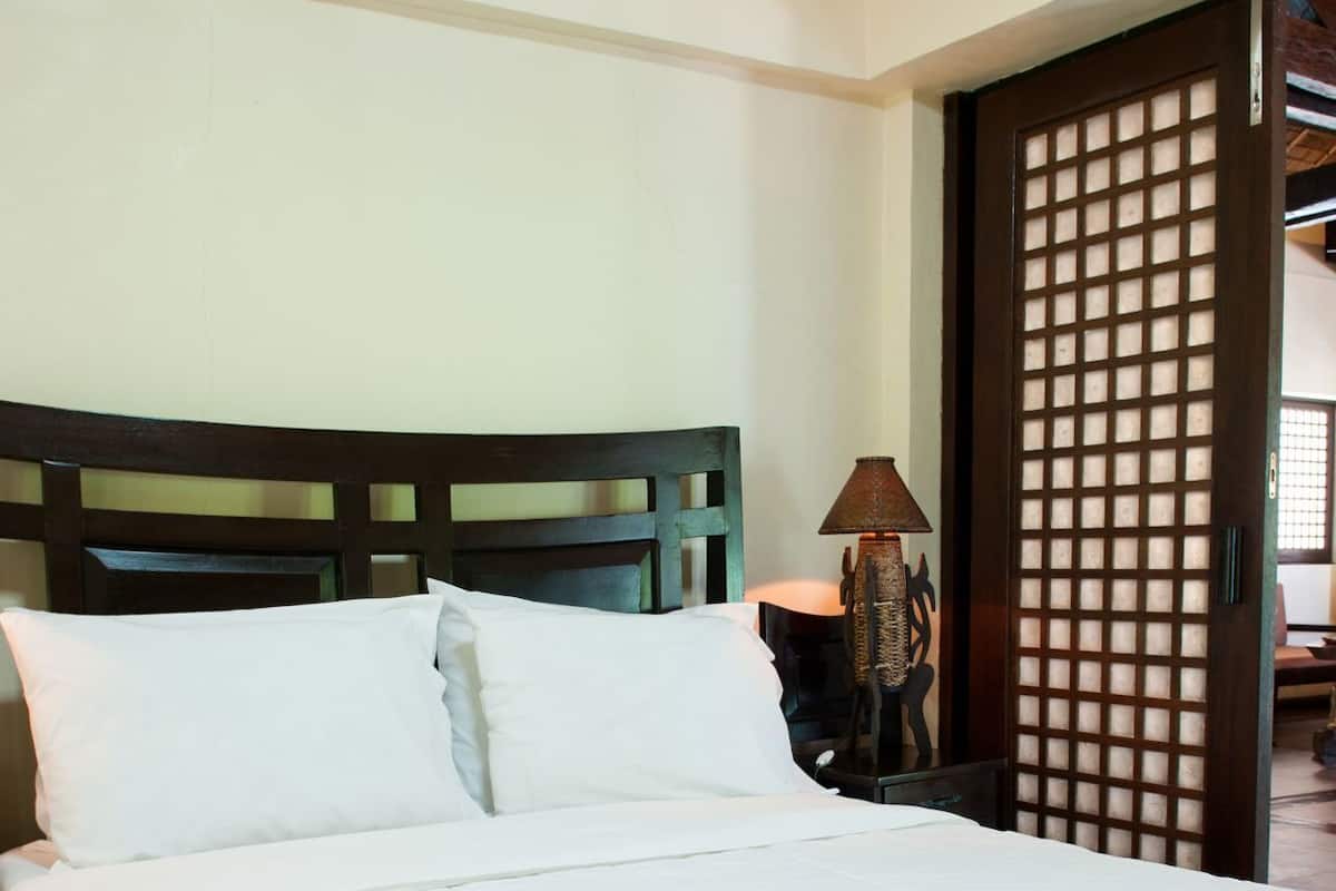 Down duvets, individually furnished, desk, bed sheets