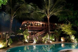 2 座室外游泳池和瀑布游泳池，提供泳池遮陽傘和日光浴躺椅