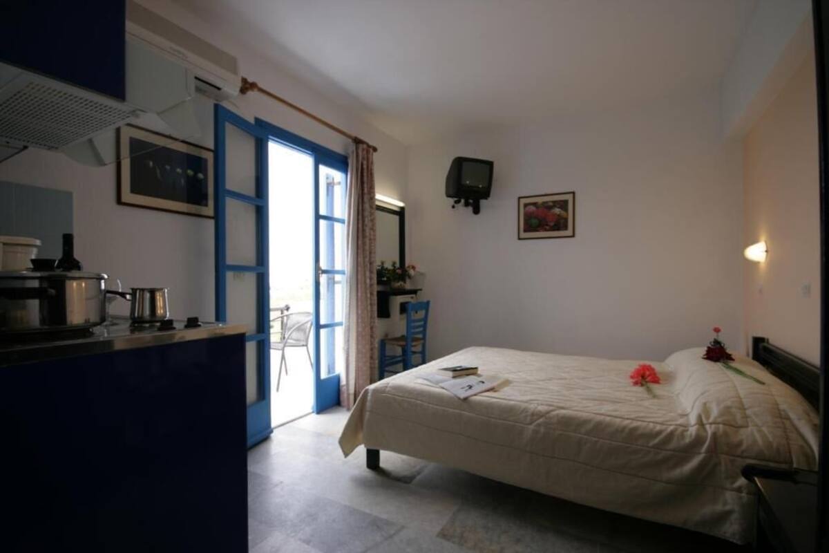 In-room safe, WiFi (free)