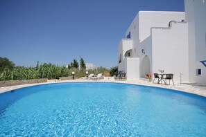 Outdoor pool - Sunny Beach Studios (Naxos)