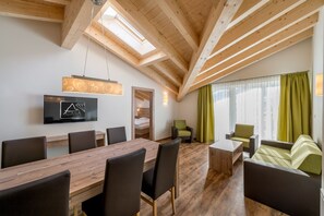 Loftsleilighet, 4 soverom, balkong, fjellutsikt (Top 11) | Oppholdsrom | Flatskjerm-TV