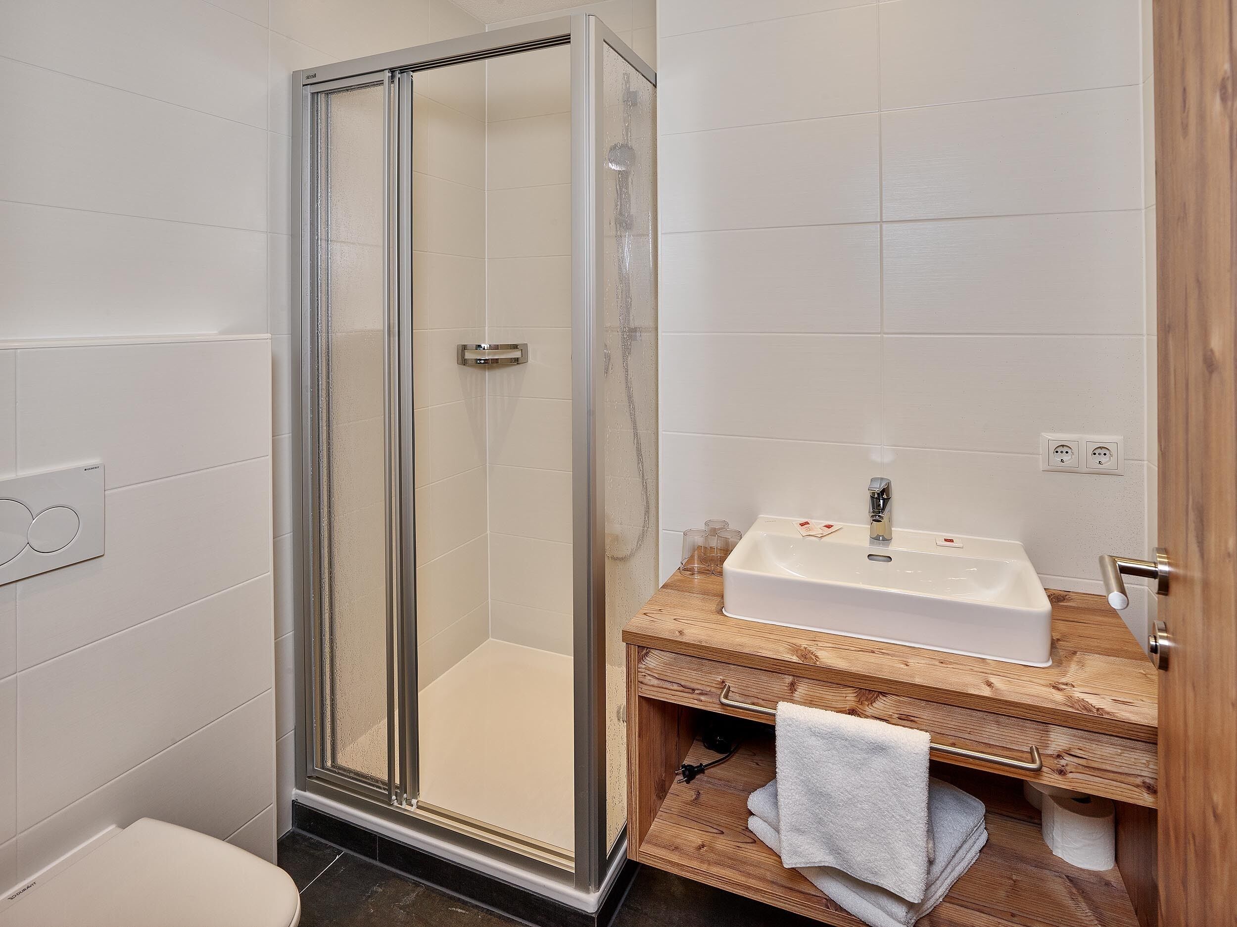 classic apartment, non smoking | bathroom | shower, hair dryer, towels