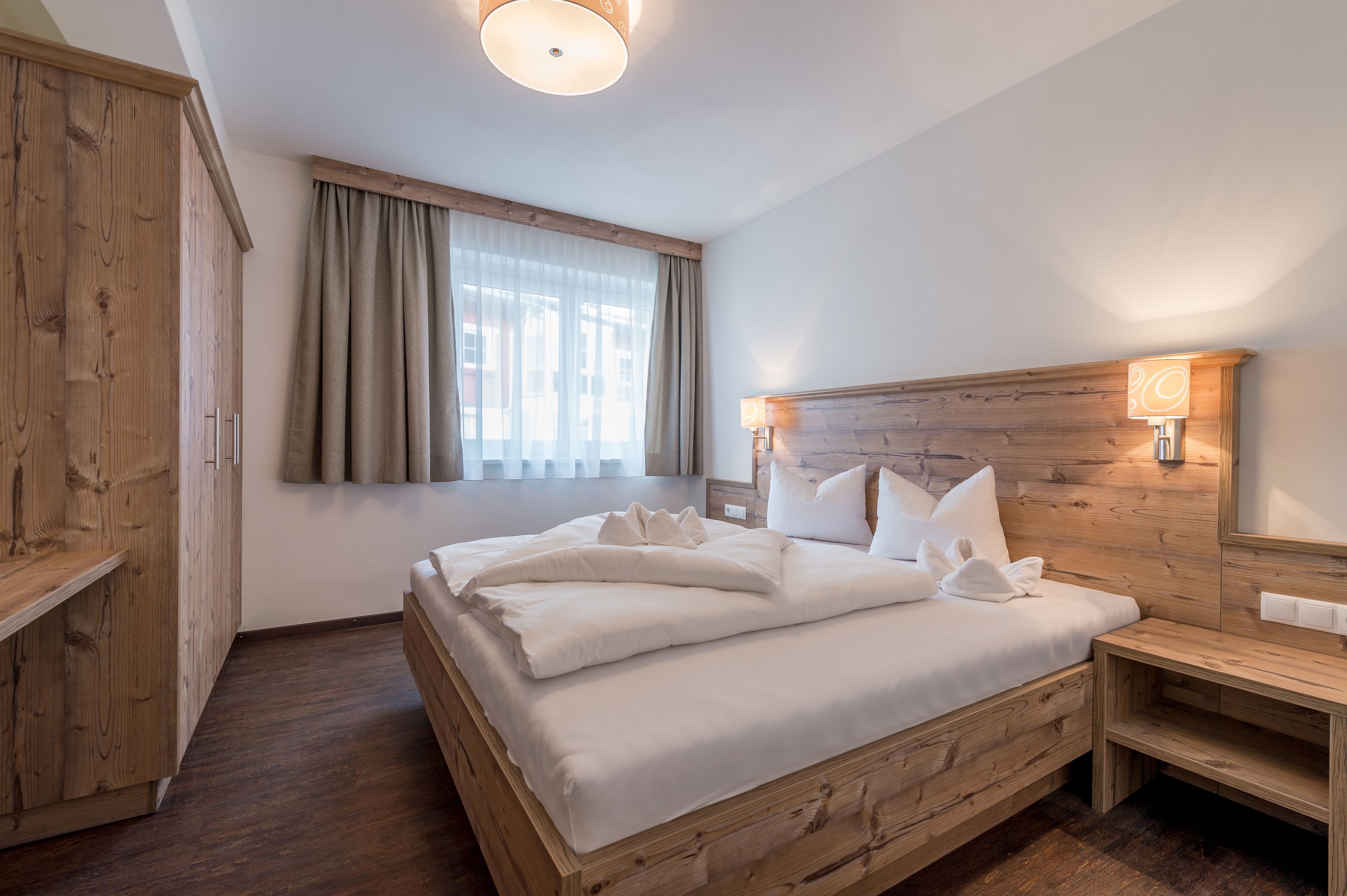 apartment, 3 bedrooms, balcony, mountain view (top 10) | in-room safe, soundproofing, free wifi, bed sheets