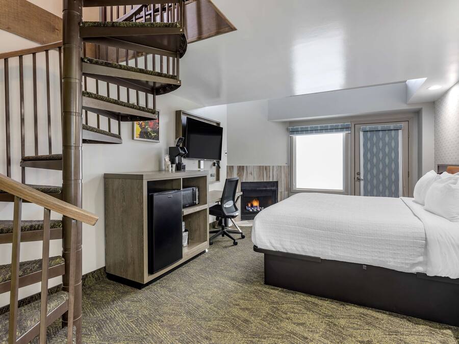 Standard Loft, Multiple Beds, Non Smoking, Balcony | Desk, iron/ironing board, free WiFi, bed sheets