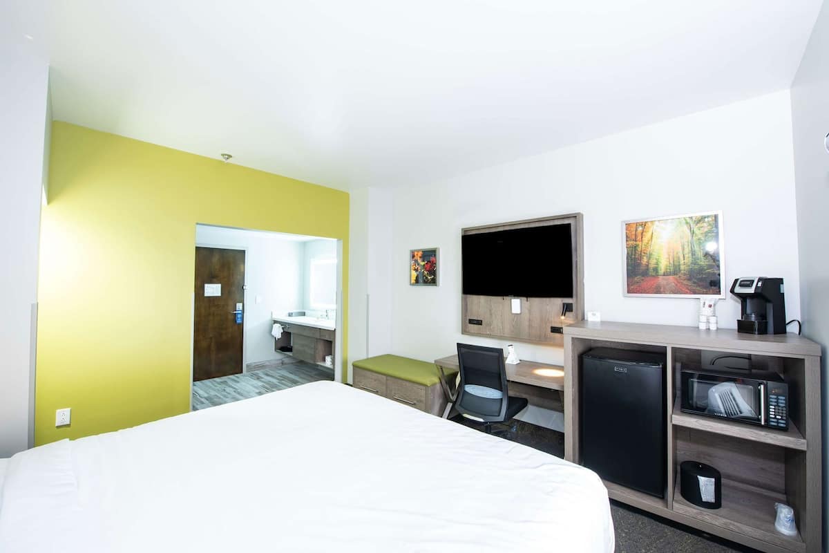 Desk, iron/ironing board, free WiFi, bed sheets