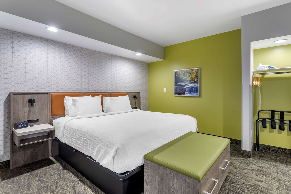 Escritorio, tabla de planchar con plancha, wifi gratis y ropa de cama