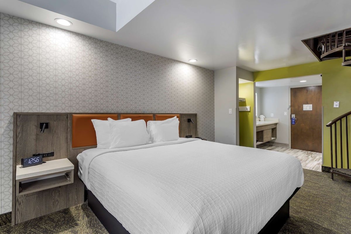 Escritorio, tabla de planchar con plancha, wifi gratis y ropa de cama