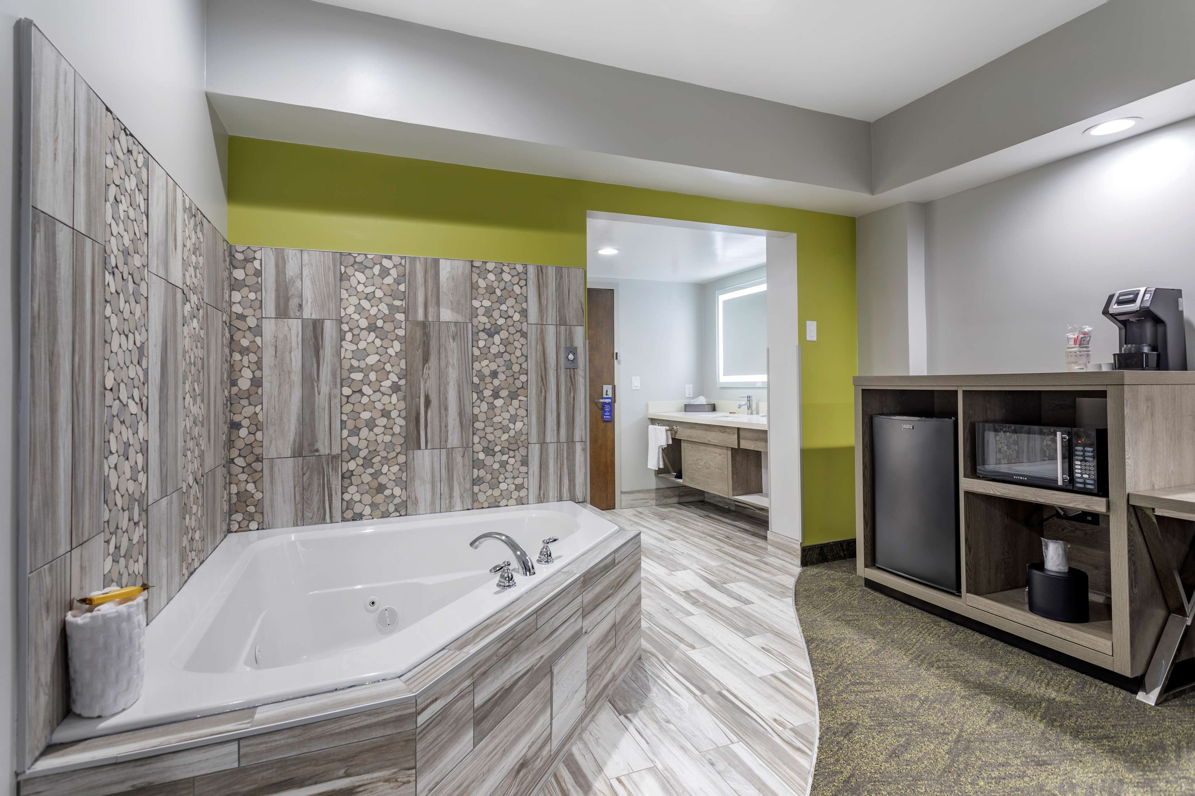 suite, 1 king bed, non smoking, jetted tub | desk, iron/ironing board, free wifi, bed sheets