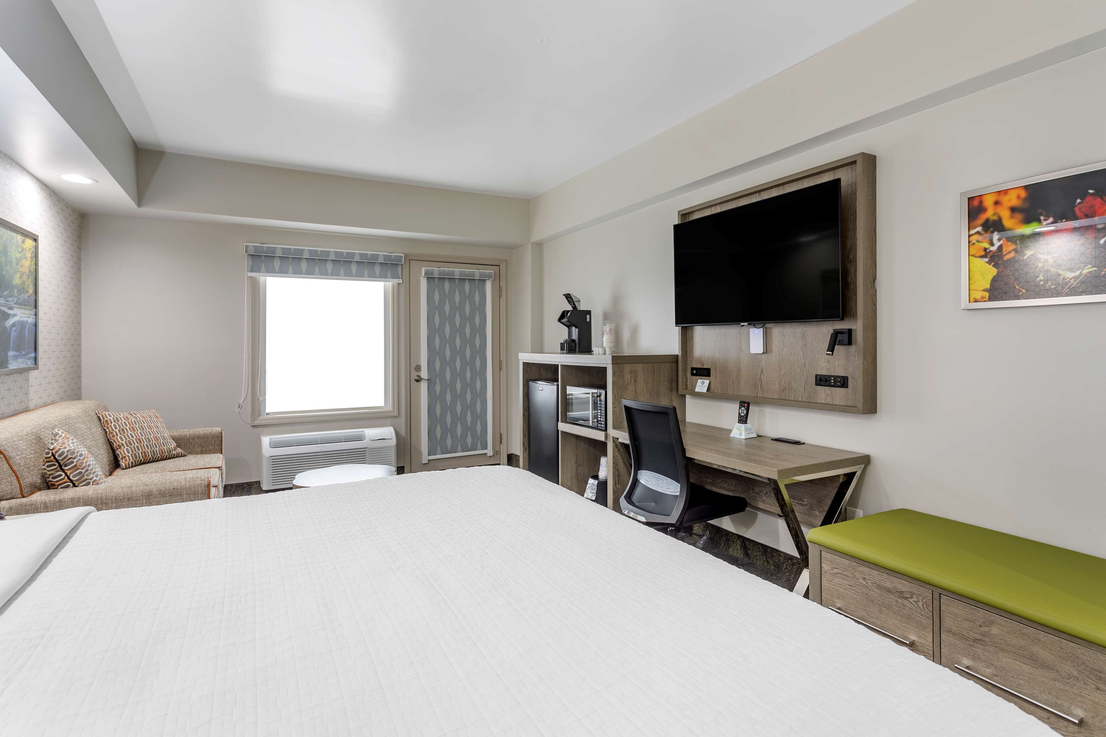 standard room, 1 king bed, non smoking, balcony (with sofabed) | desk, iron/ironing board, free wifi, bed sheets