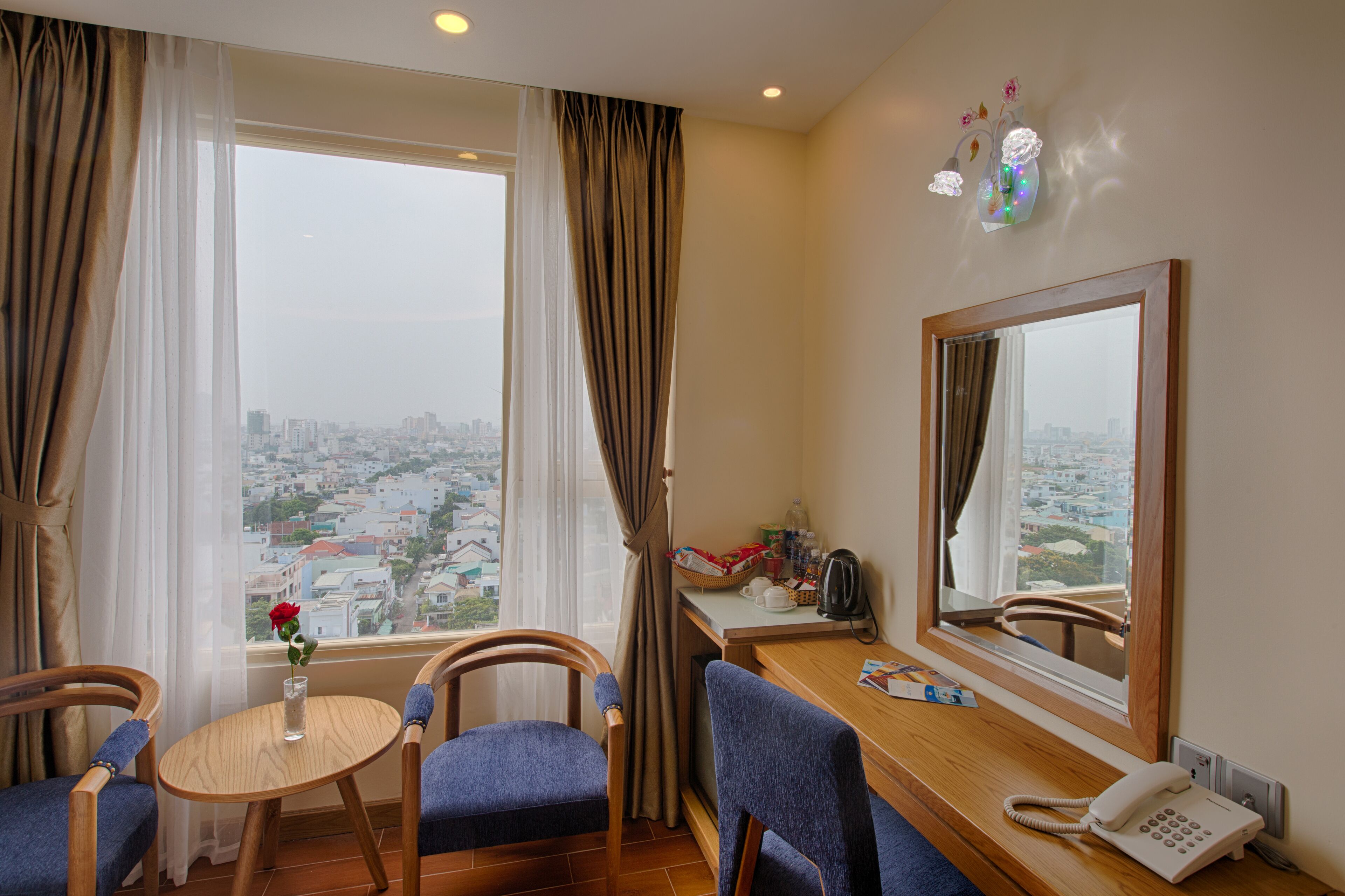 deluxe twin room with partial sea view | city view