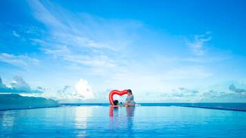 Cocina internacional, restaurante con mesas al aire libre