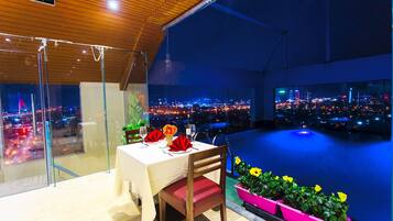 Cocina internacional, restaurante con mesas al aire libre