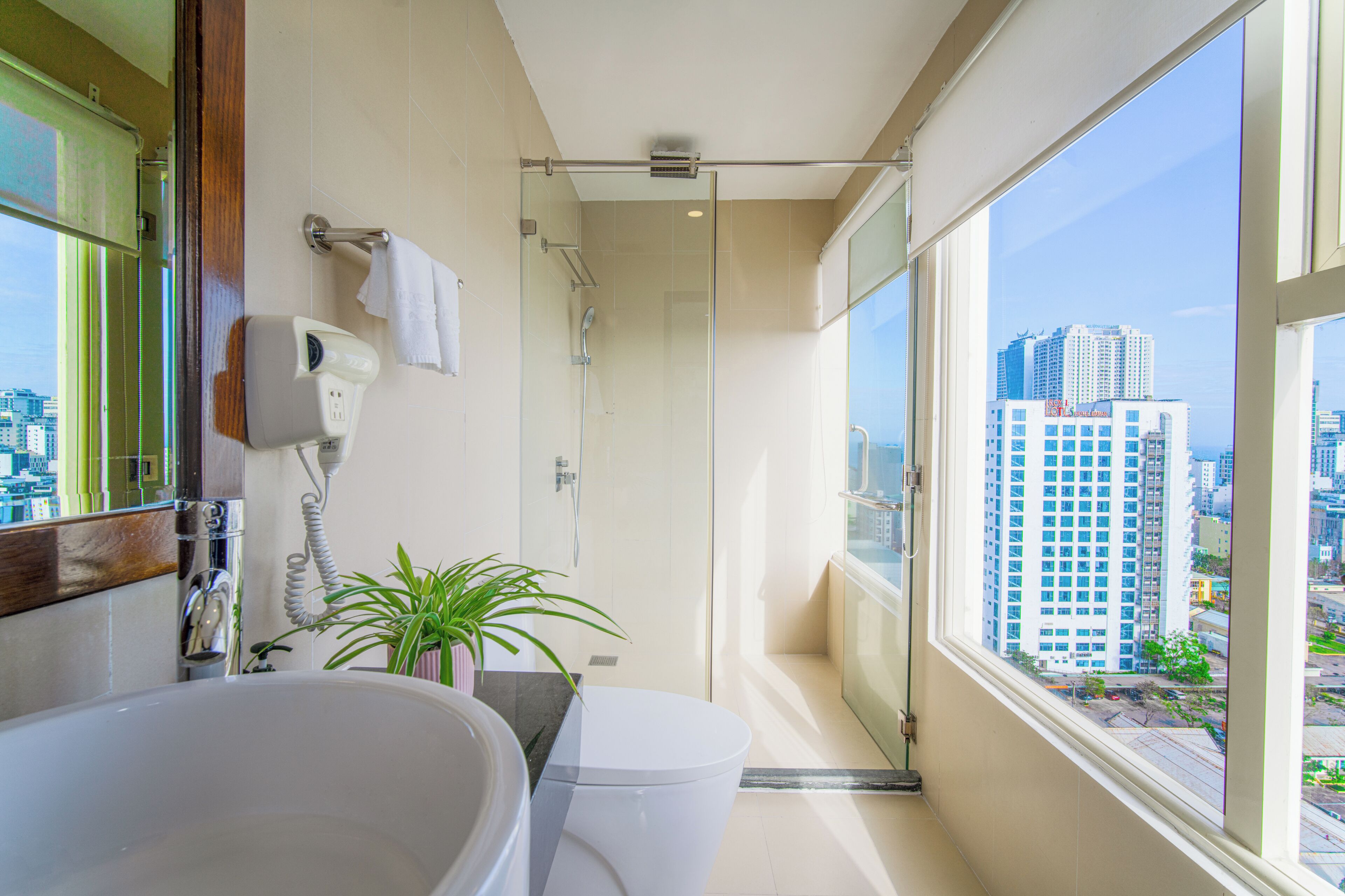 apartment, 2 bedrooms | bathroom | shower, hydromassage showerhead, free toiletries, hair dryer