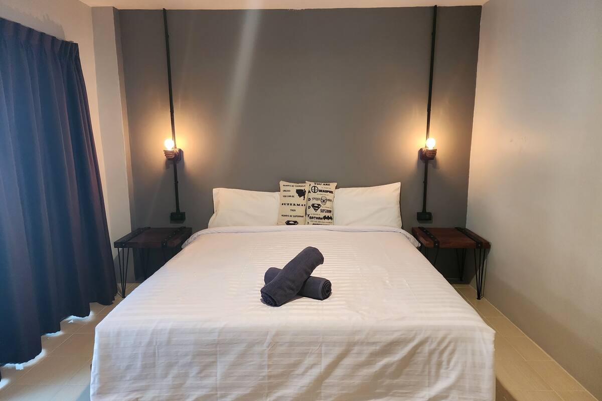 Loft Double Room | 遮光カーテン、ベッドシーツ