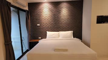 Deluxe Double Room | Blackout curtains, bed sheets