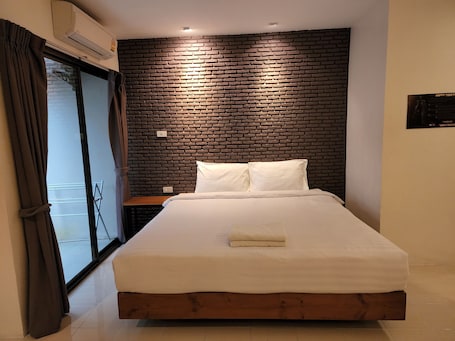Deluxe Double Room | Blackout drapes, bed sheets