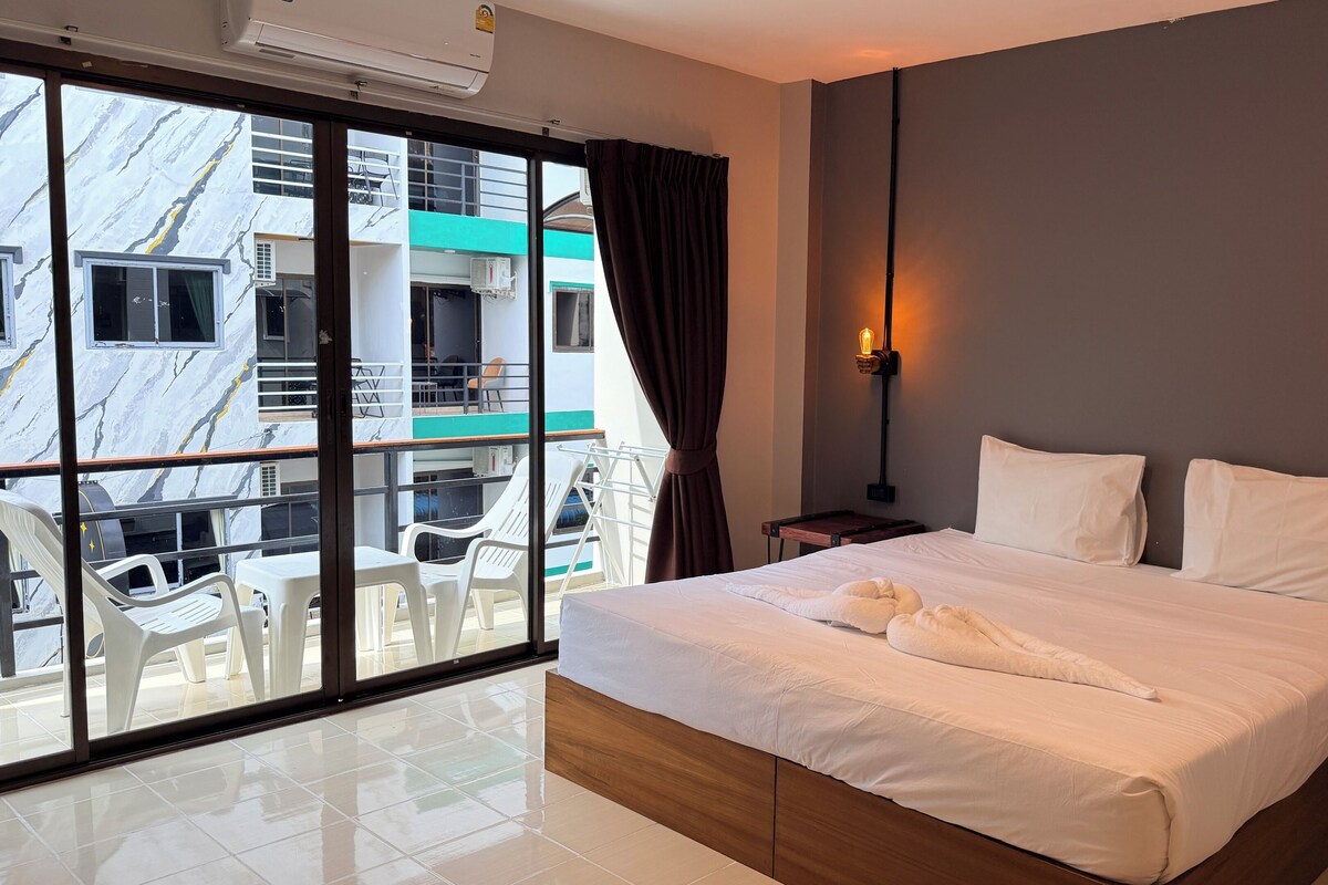 Loft Double Room | Blackout drapes, WiFi, bed sheets