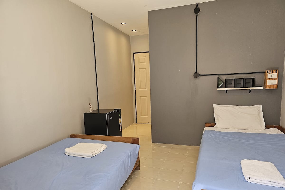 Loft Twin Room | Cortinas blackout y ropa de cama