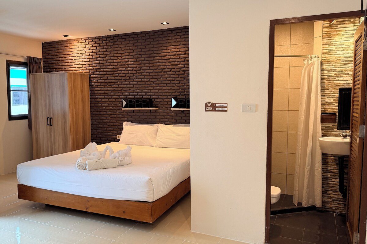 Deluxe Double Room | Blackout drapes, WiFi, bed sheets