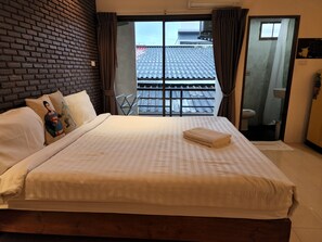 Superior Double Room | Bathroom | Shower, rainfall showerhead, free toiletries, hair dryer
