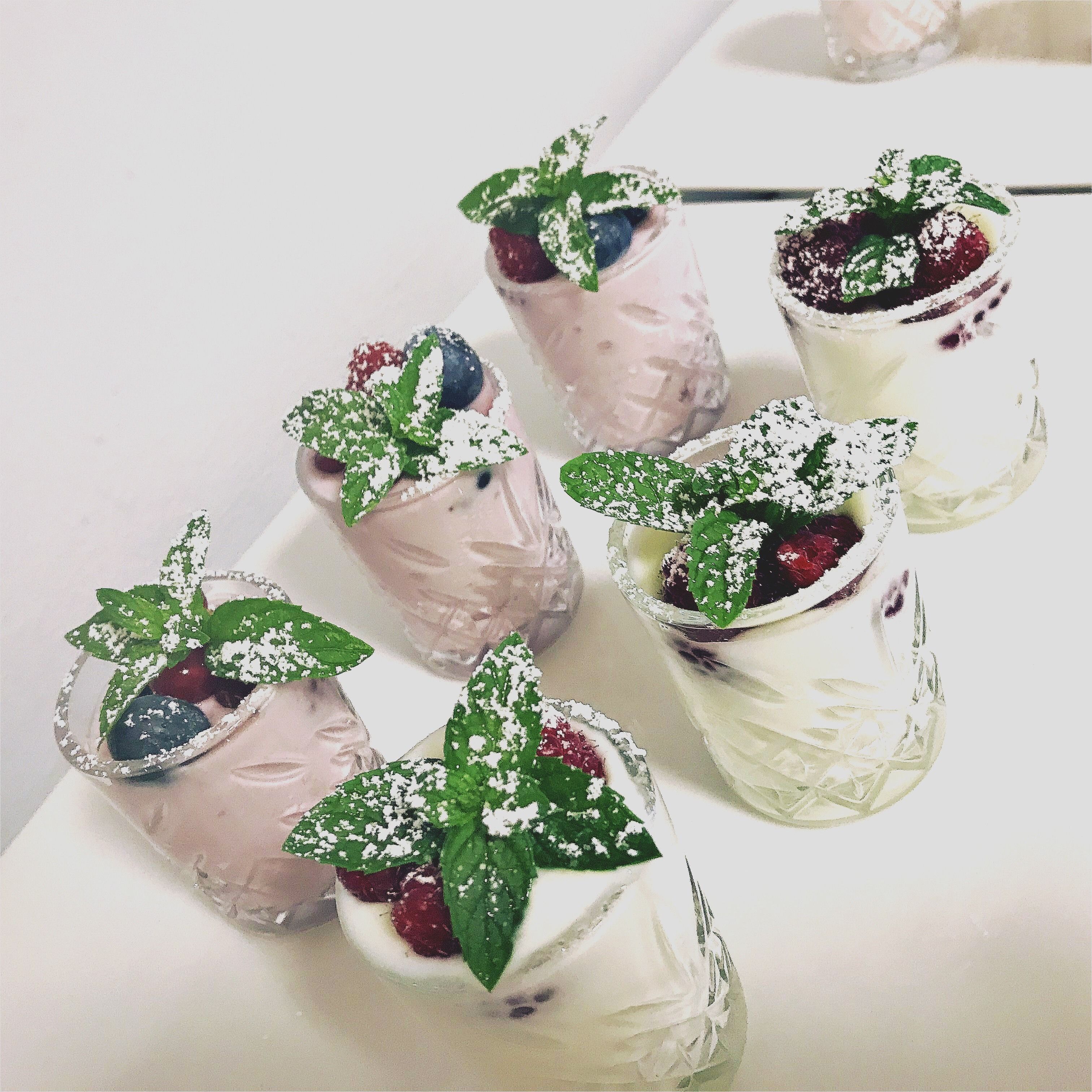 Un présentoir de desserts avec différentes sortes de douceurs garnies de fruits.