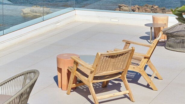 A terrace with wicker chairs and a small table, overlooking the sea with a sailboat in the distance. - Can Salia (Sant Josep de sa Talaia)