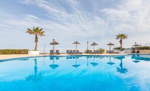 Piscine extérieure, parasols de plage, chaises longues