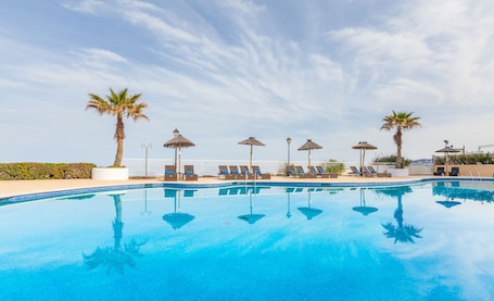 Outdoor pool, pool umbrellas, sun loungers