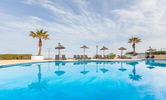 Piscina all'aperto, ombrelloni da piscina, lettini