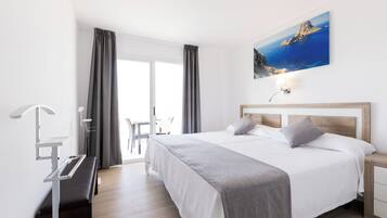 Caja fuerte, cortinas opacas, tabla de planchar con plancha